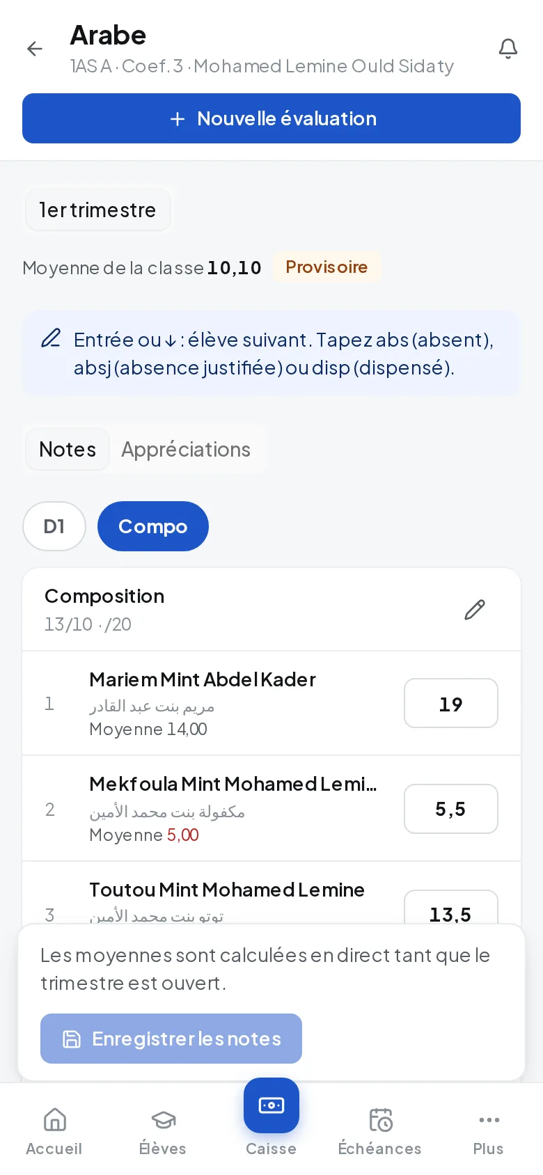 El Mousseyir School sur téléphone : un enseignant saisit les notes de sa composition.